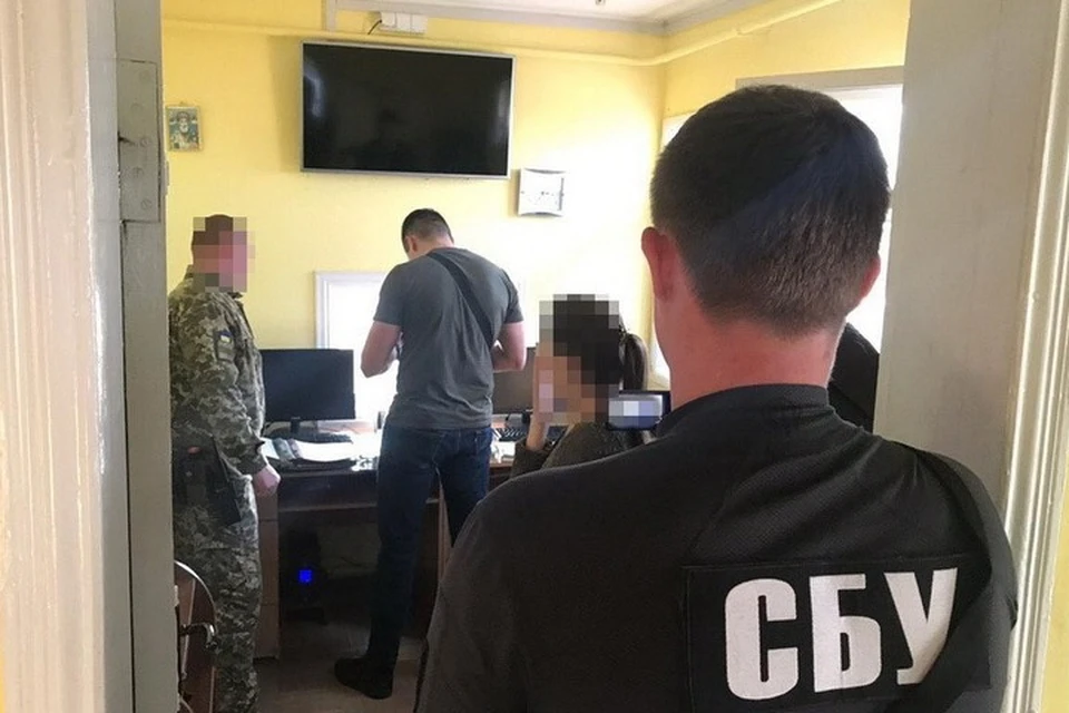 Старшего пограничной смены задержали с поличным прямо в пункте пропуска. Фото: Пресс-центр СБУ