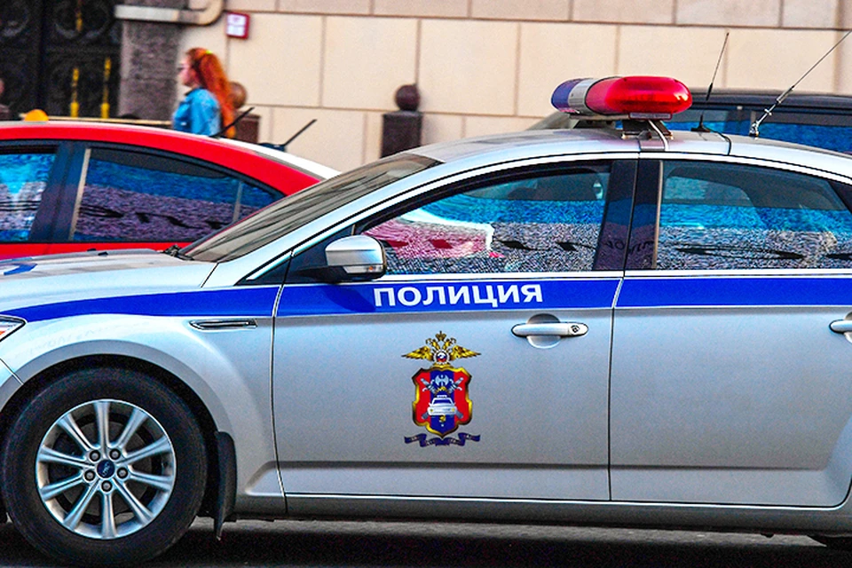 Пока коллеги Сергея вышли из автомобиля, чтобы проверить у граждан документы, он остался в машине