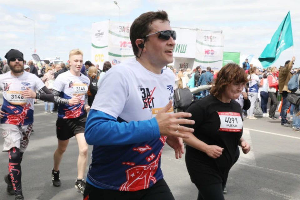 Глеб Никитин пробежал 10 километров в благотворительном полумарафоне «Беги, герой». ФОТО: Александр Воложанин