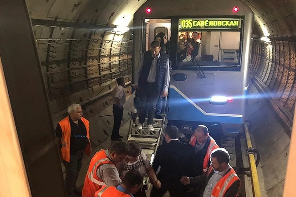 В столичном метро 21 мая застрял поезд с пассажирами