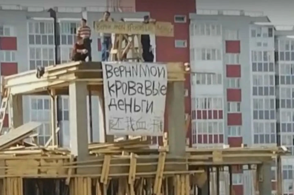 Иностранные рабочие не вышли на строительство детсада в Иркутске из-за долгов по зарплате. Фото: группа "ДТП 38RUS".