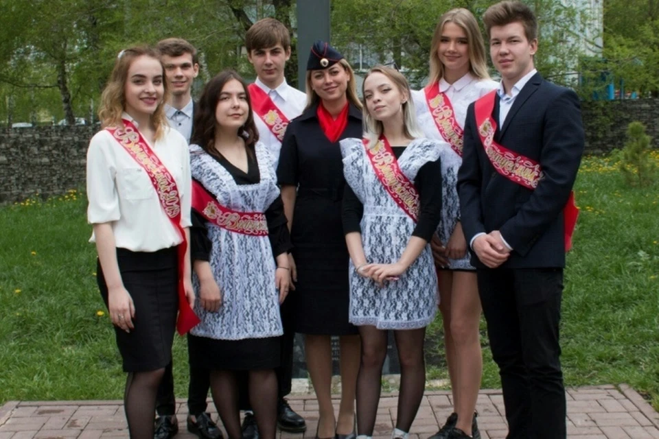 В Кемерове последний звонок прозвенел более чем для 7,8 тысячи выпускников. ФОТО: ГУ МВД России по Кемеровской области.