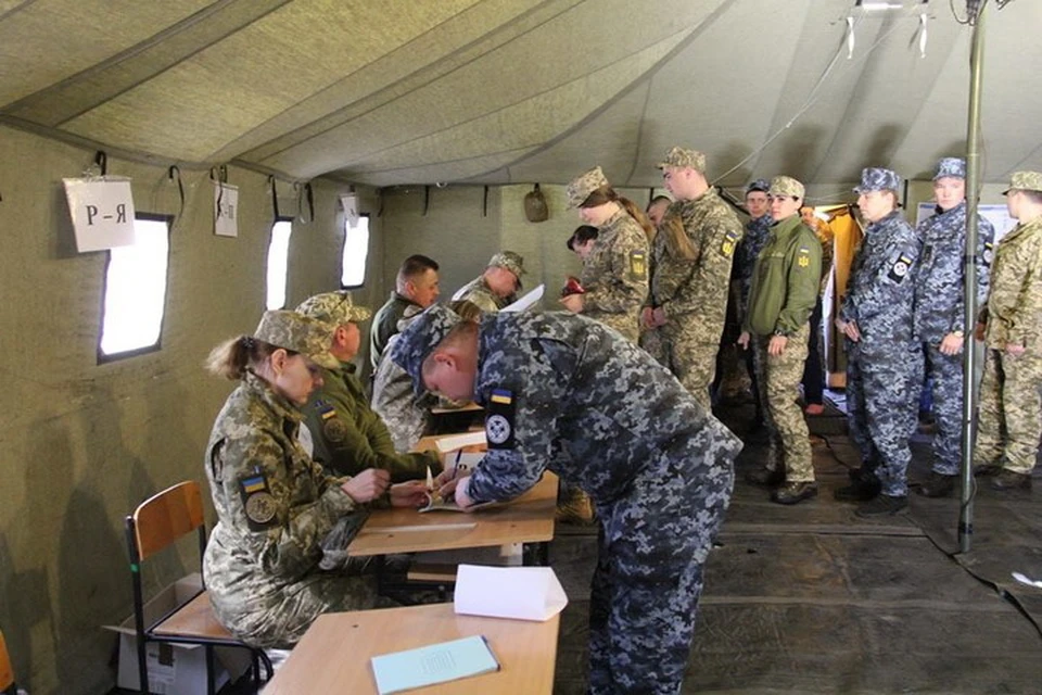 Половина военных. ВЧ ВСУ. Войсковая часть 2667. Военные части Украины. Воинская часть на Донбассе.