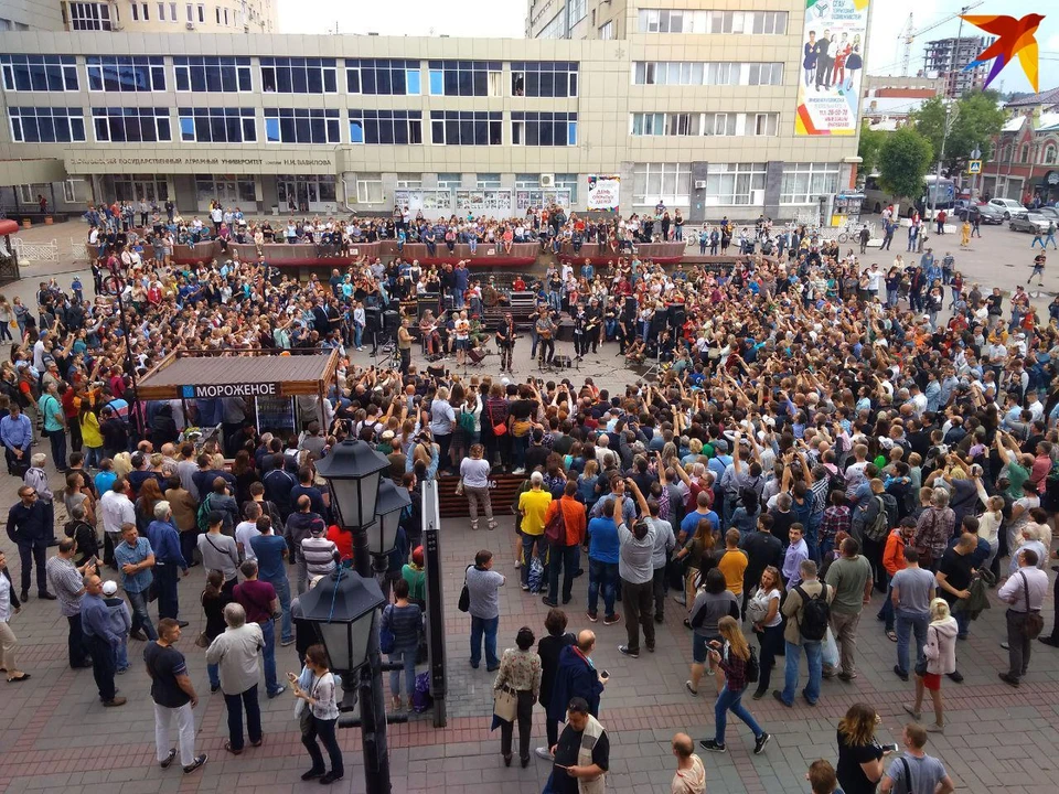 Уличный концерт Бориса Гребенщикова 27 мая собрал сотни саратовцев