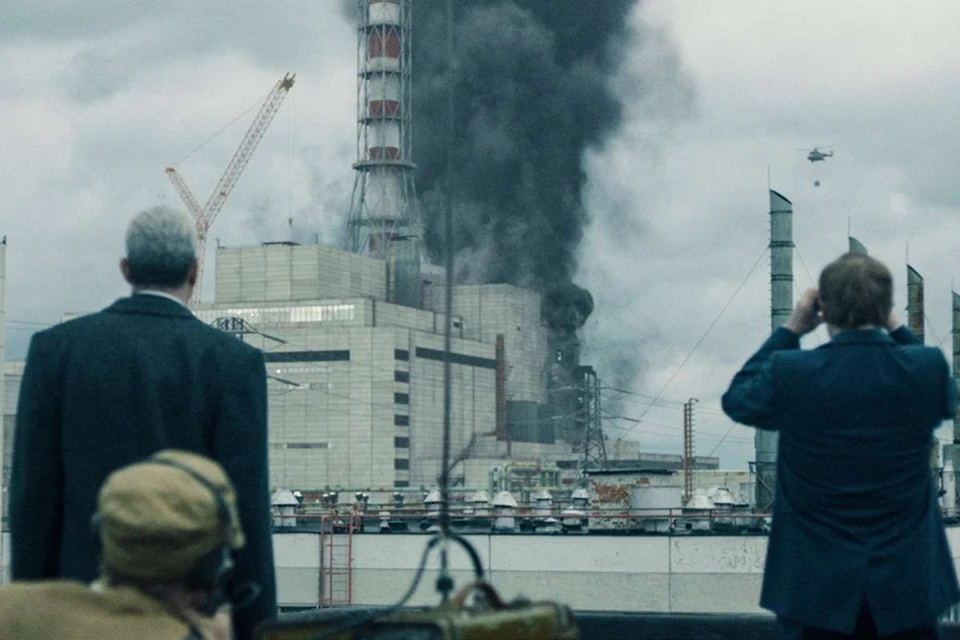 В реальности вертолет рядом со станцией упал спустя полгода после аварии, а не на второй день. Фото: «Чернобыль», Home Box Office