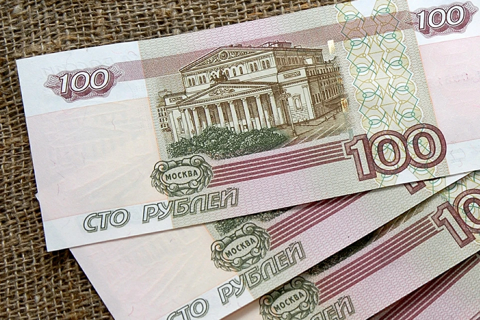 Российская купюра в 100 рублей.