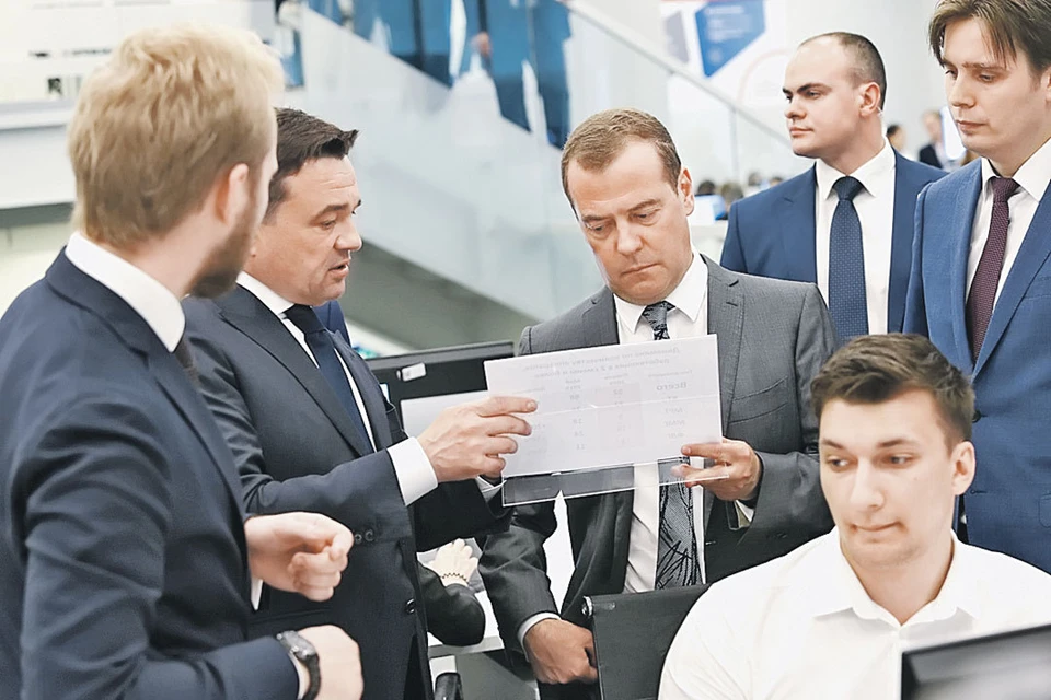 Дмитрий Медведев и Андрей Воробьёв в Центре управления регионом Московской области. Фото: Антон ЧЕРНОВ