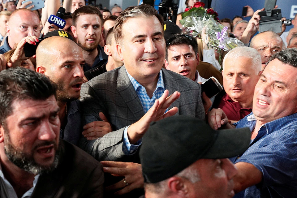 Михаил Саакашвили приветствует собравшихся встретить его в аэропорту Киева.
