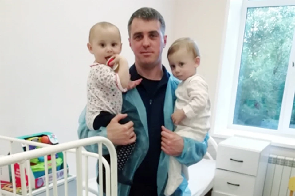 Годовалые карапузы, которые, судя по всему, брат и сестра близнецы, сейчас находятся в детской больнице