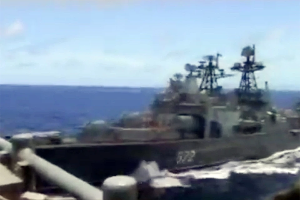 USS Chancellorsville чуть не столкнулся с российским большим противолодочным кораблем "Адмирал Виноградов"