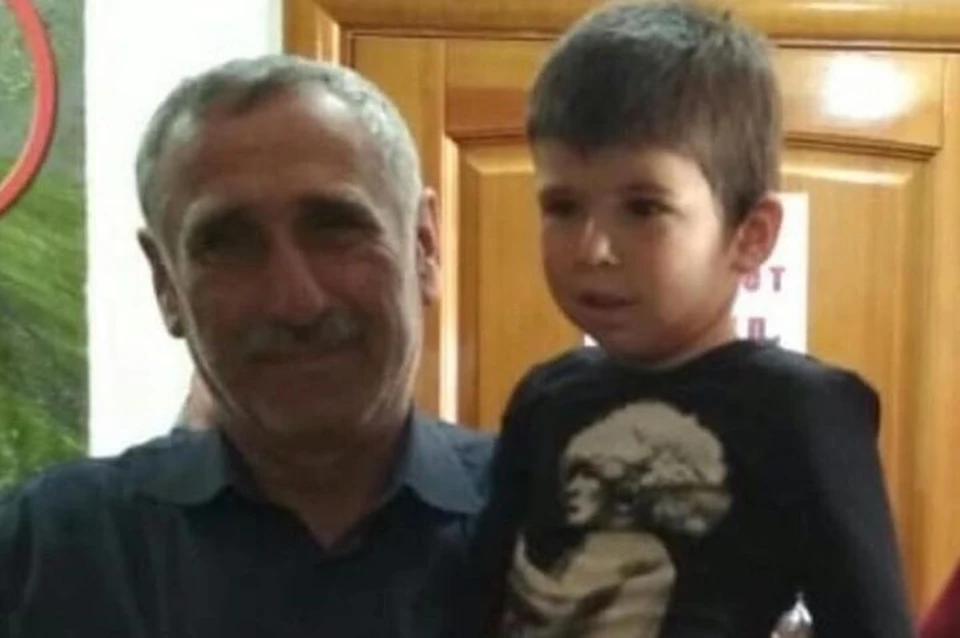 Учитель Магомед Ахмедов со спасенным мальчиком.