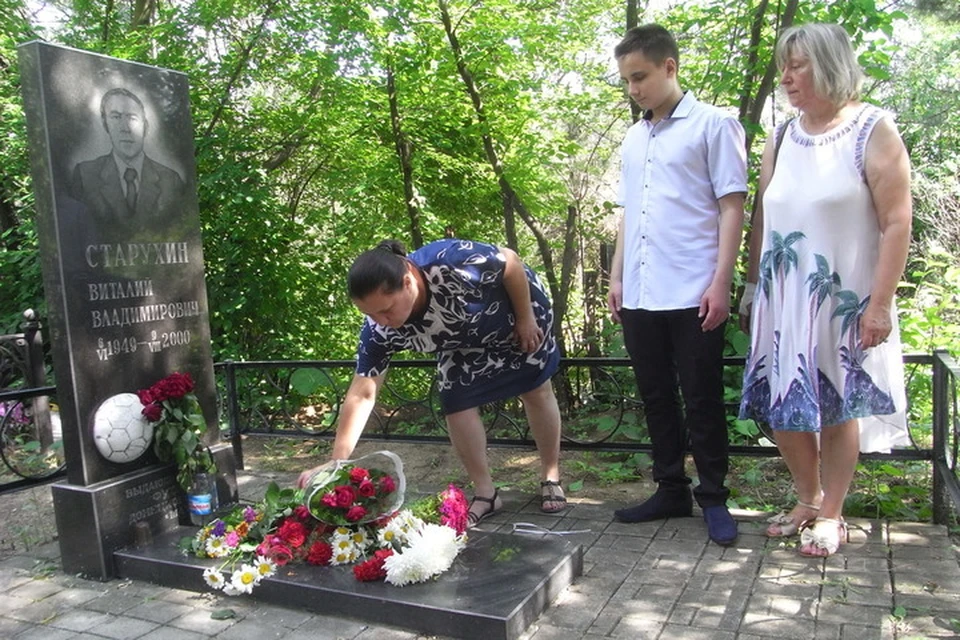 Лариса Елисеева с сыном Никитой принесли букет алых роз