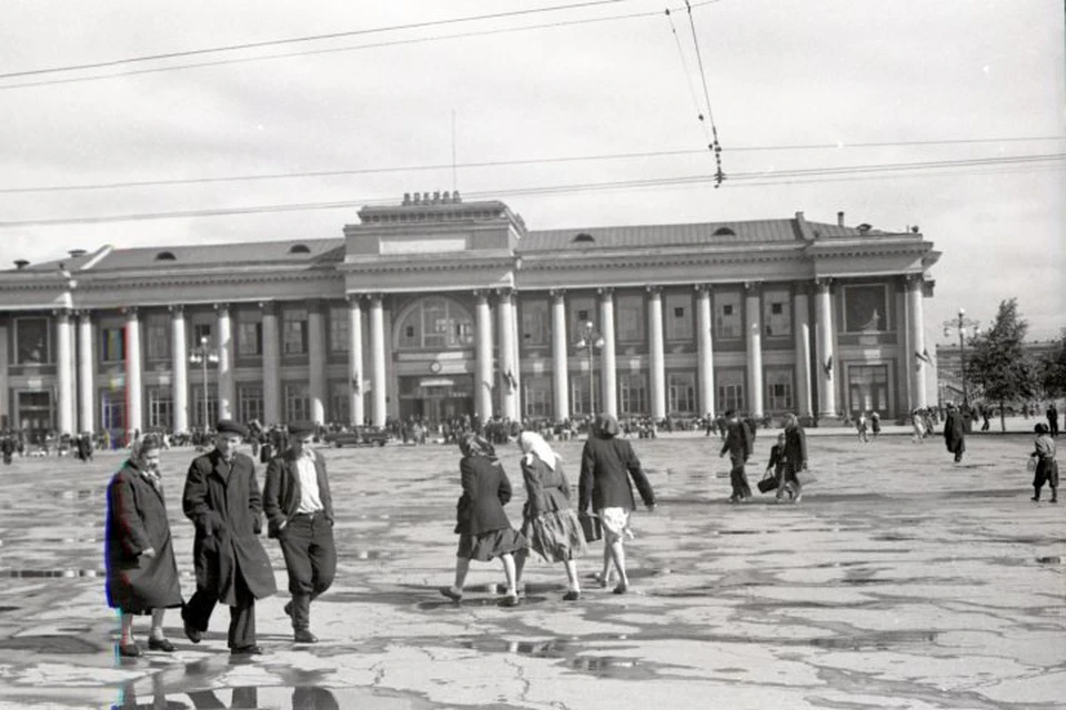 В 1956-м на привокзальной площади еще не было памятника воинам Уральского добровольческого танкового корпуса. Фото: Государственный архив Свердловской области