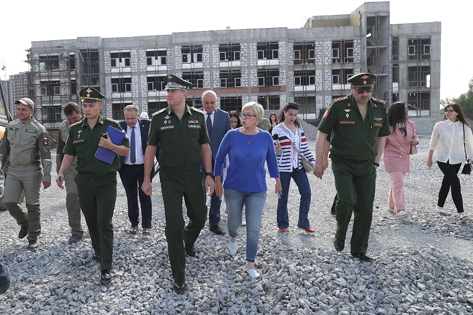 Заместитель министра обороны России Тимур Иванов посетил строительство нового военного образовательного учреждения в Кемерово.