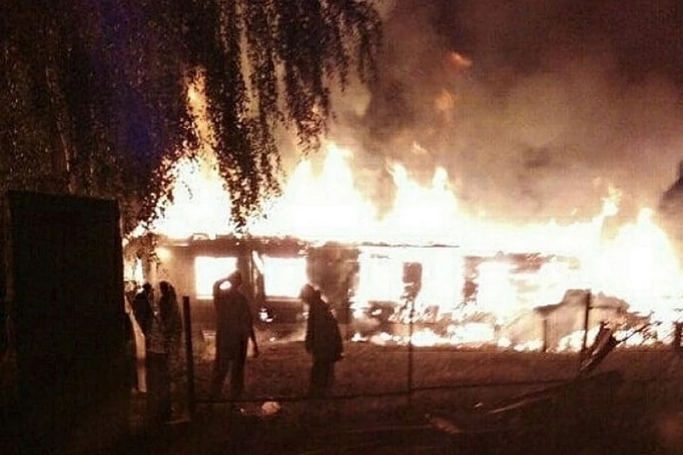 В деревне Лопатки рядом с Чемодановкой в Пензенской области загорелся цыганский дом
