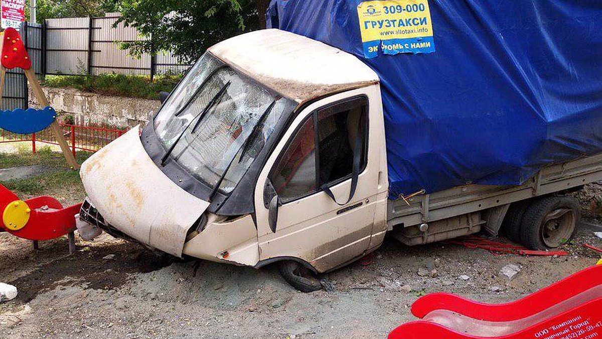 В Саратове детскую площадку установили в месте, куда уже дважды падали с  трассы грузовики - KP.RU