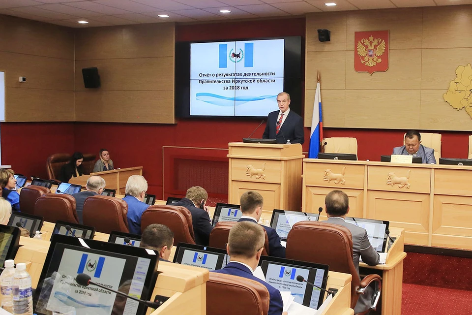 На сессии Заксобрания глава региона рассказал об основных достижениях и ответил на вопросы депутатов. Фото: Пресс-служба правительства Иркутской области