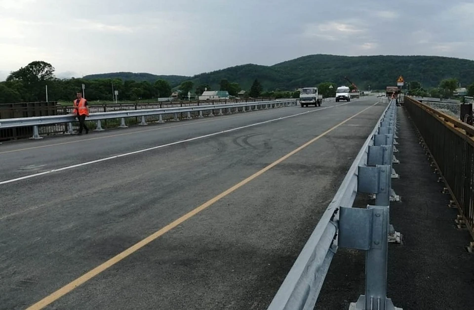 Движение по новому мосту запустили в обоих направлениях. Фото: пресс-служба АПК