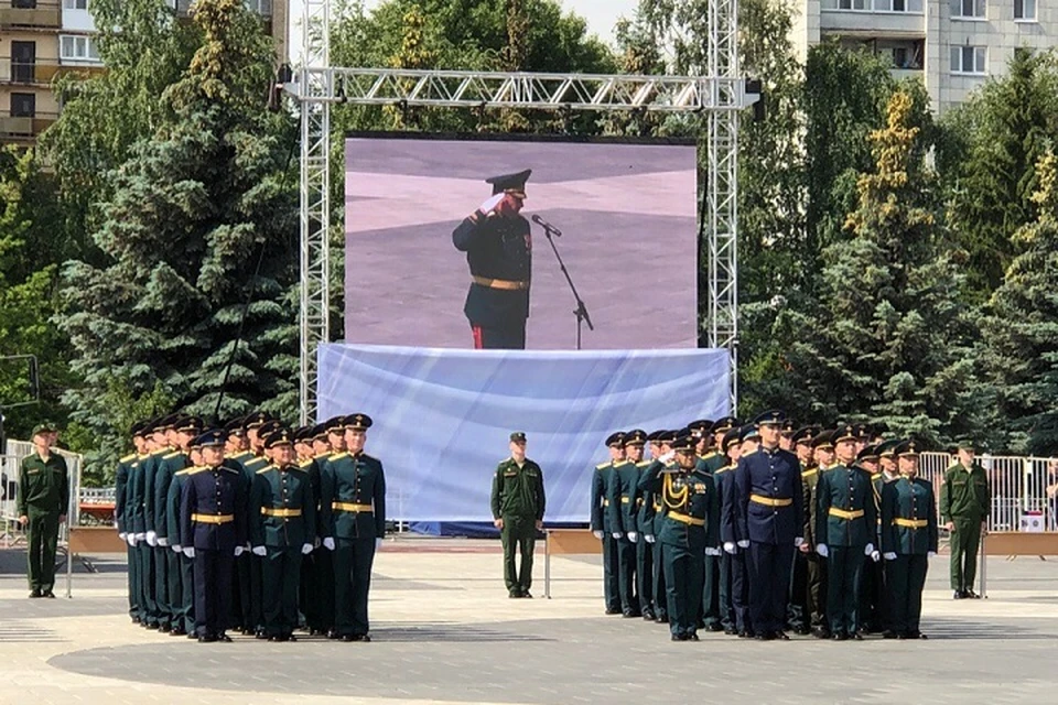 «Служу Отечеству!»: выпускники ТВВИКУ феерично попрощались со стенами родного вуза