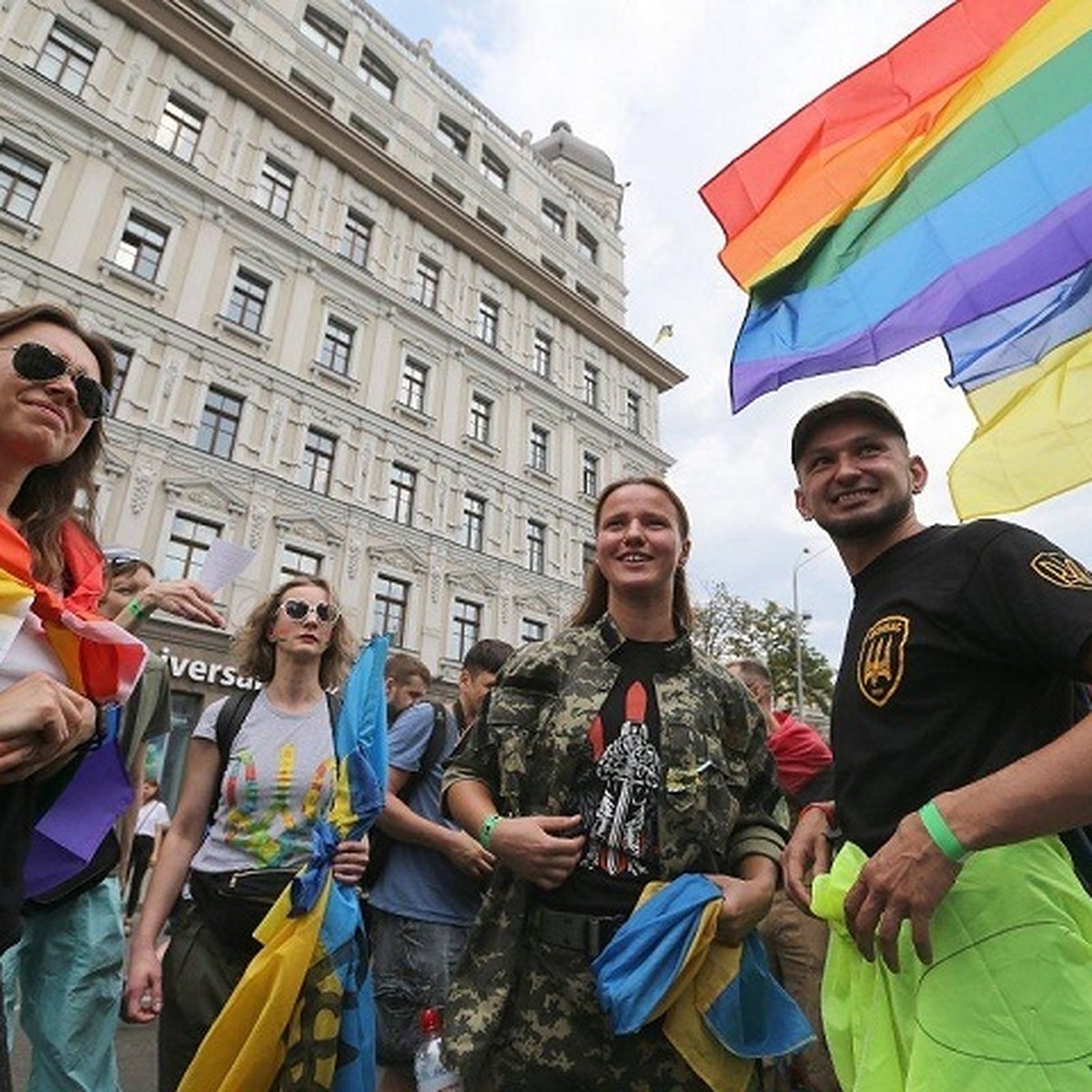 После прохождения атошников в гей-параде, представителей секс-меньшинств  пригласили на службу в украинскую армию - KP.RU