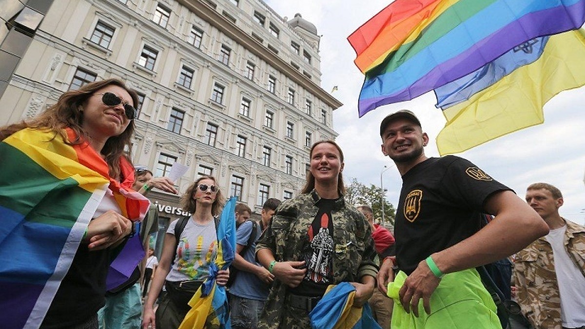 После прохождения атошников в гей-параде, представителей секс-меньшинств  пригласили на службу в украинскую армию - KP.RU