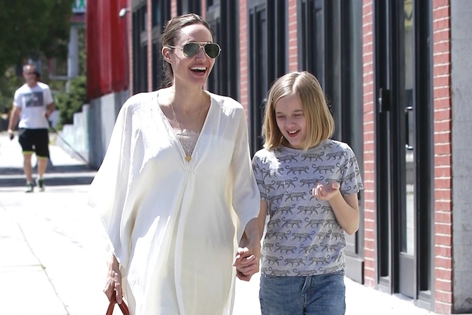 Анджелина отправилась на шопинг вместе с дочкой Вивьен.
