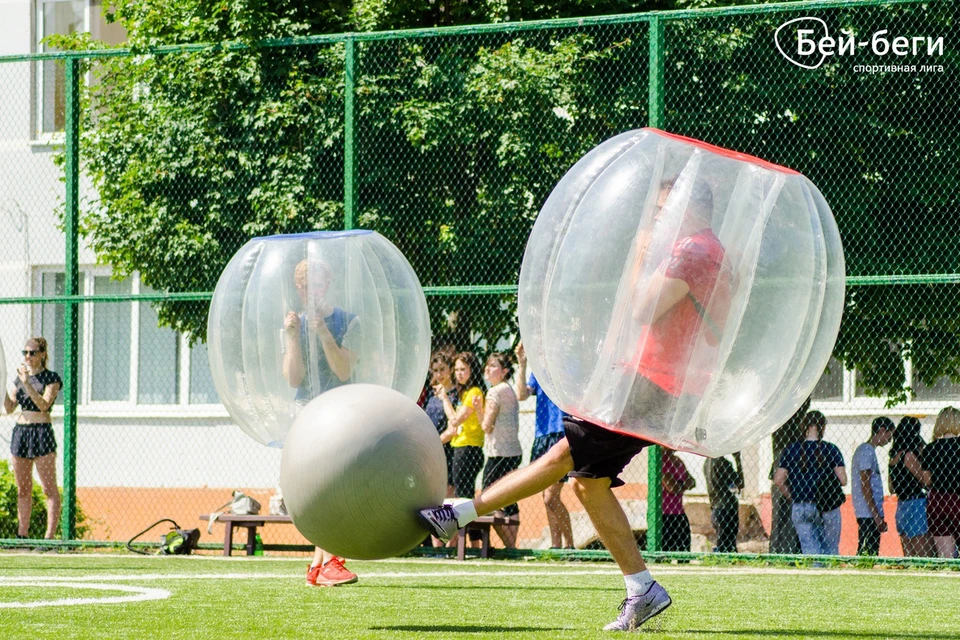 Бегать в шаре, конечно, душновато, зато падать весело Фото: Ирина Сидоренко, Лига “Бей-беги”