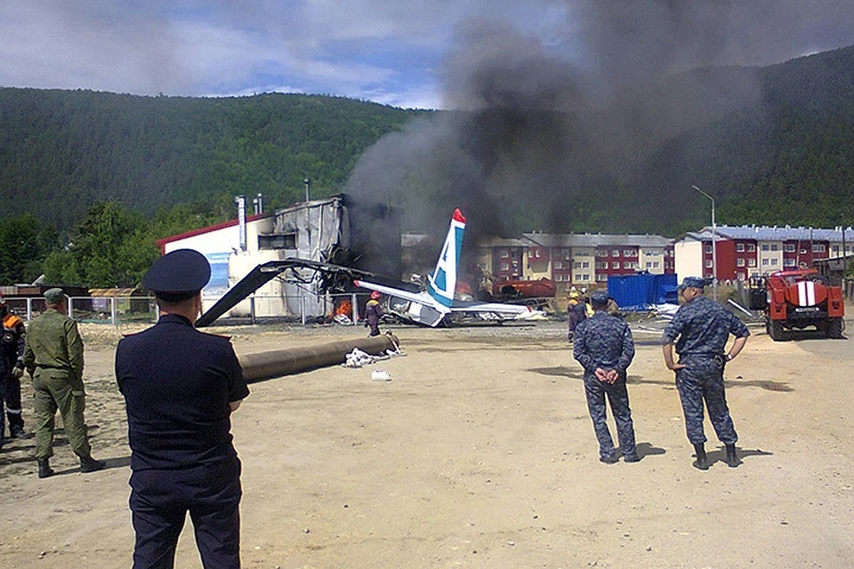Едва коснувшись взлетно-посадочной полосы, Ан-24 выкатился с нее, пробил металлический забор и врезавшись в здание очистных сооружений, загорелся.