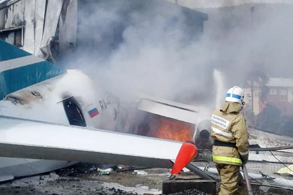 Самолет Ан-24 при аварийной посадке выкатился за пределы взлетно-посадочной полосы, врезался в небольшое здание и загорелся