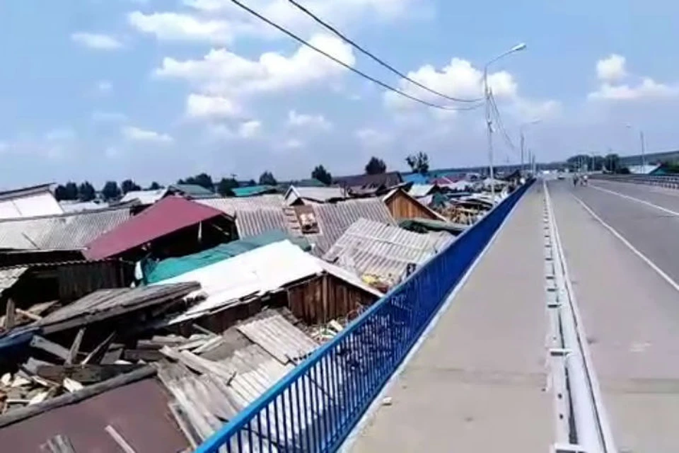 Видео потопа в Тулуне: десятки домов, смытых наводнением, прибило к мосту. Фото: соцсети