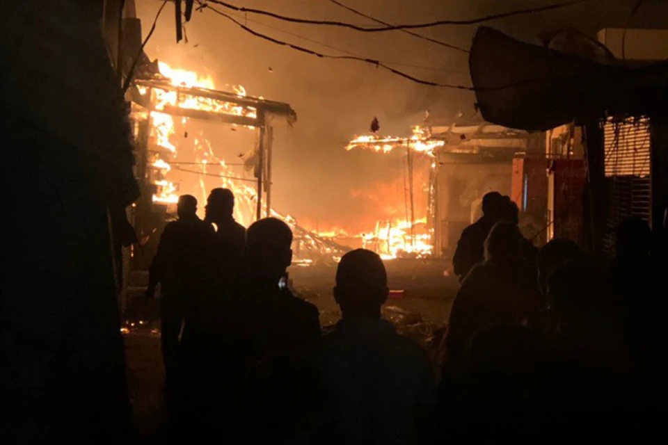 Пожар уничтожил рынок в Магнитогорске.