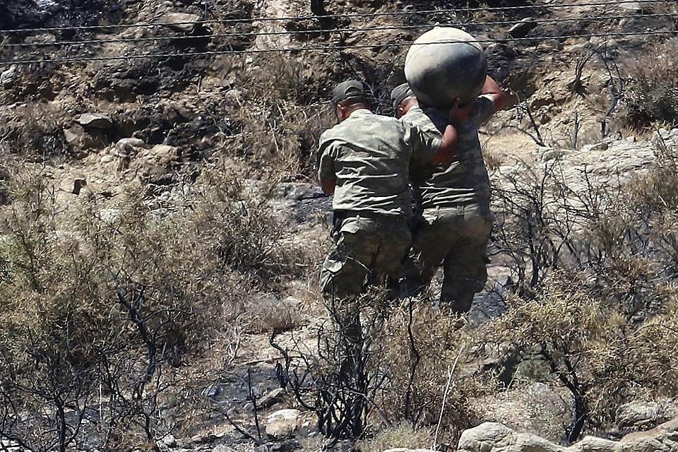 Кипрские военные на месте падения ракеты.