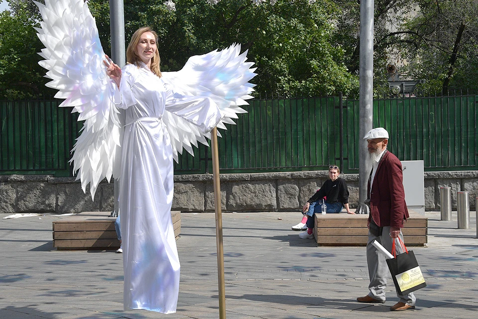 Живая статуя "Ангел" на Никольской улице в центре Москвы.
