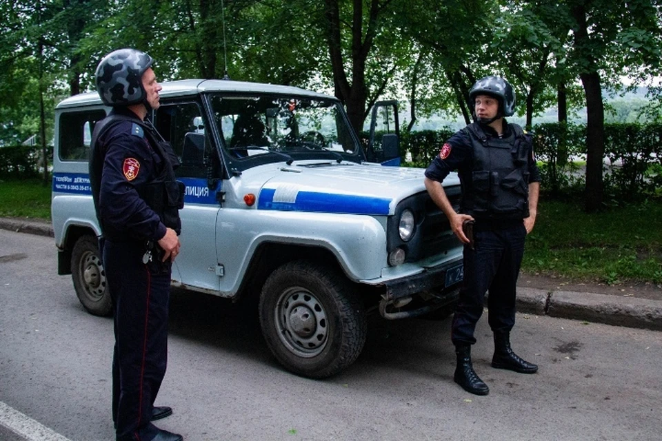 Напарники Максим и Евгений в спецэкипировке Фото: Марина ГОРОХОВА