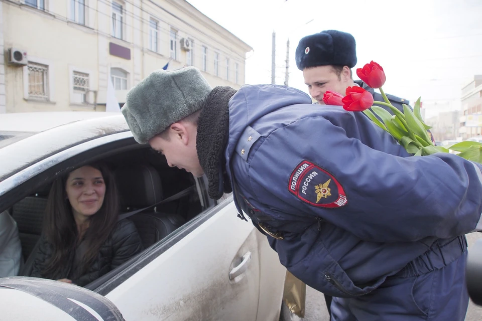 У челябинских инспекторов есть традиция - один день в году они дарят на дороге девушкам цветы.Фото: Алексей ФОКИН.