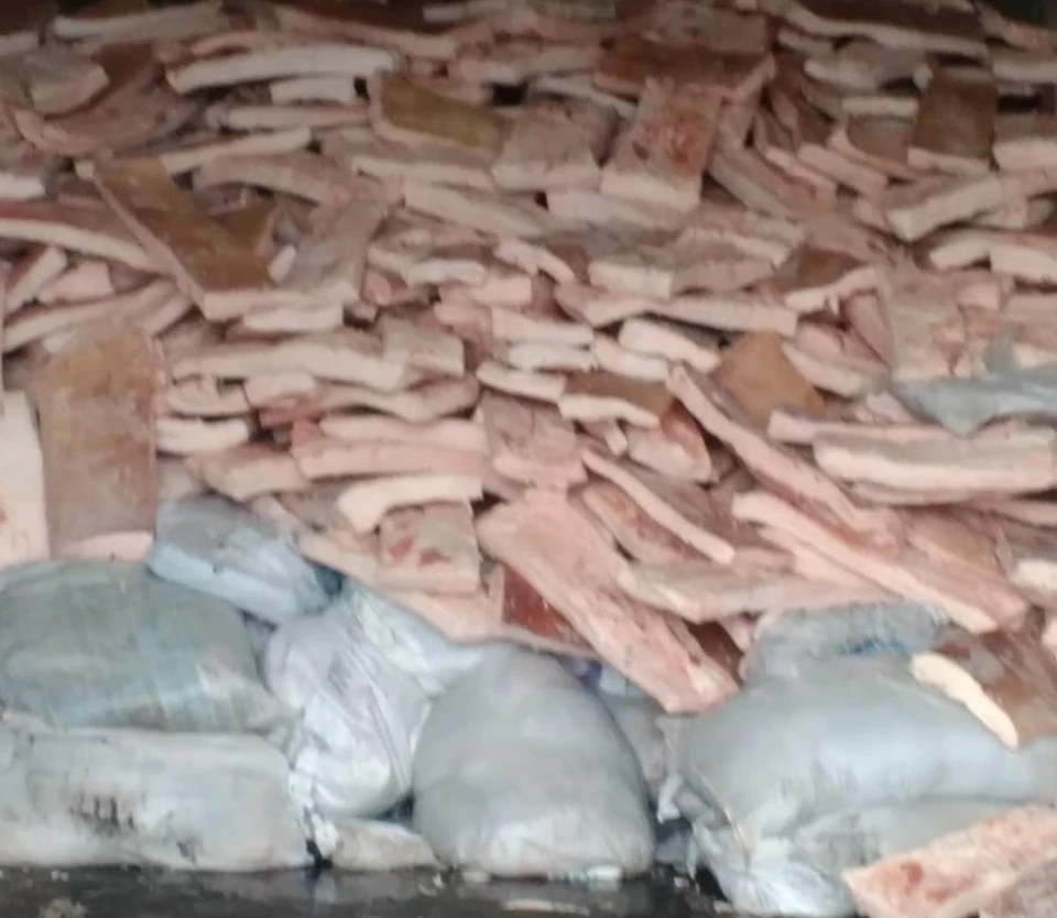 В Белгородском регионе на границе задержали 20 тонн мясной продукции неизвестного происхождения. Фото: архив погранслужбы.