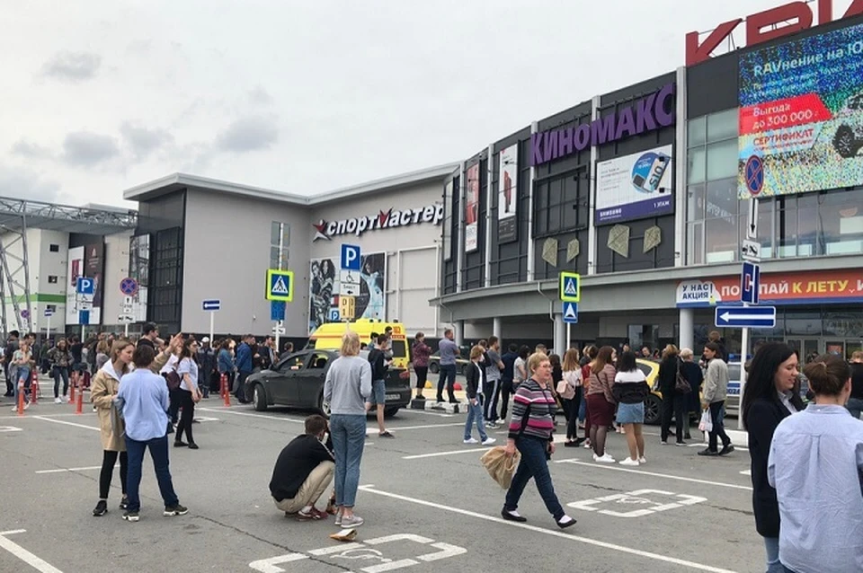 Tumen kp. Кристалл Тюмень. ТЦ Кристалл. Кристалл Тюмень торговый центр внутри. Кристалл Тюмень торговый центр снаружи