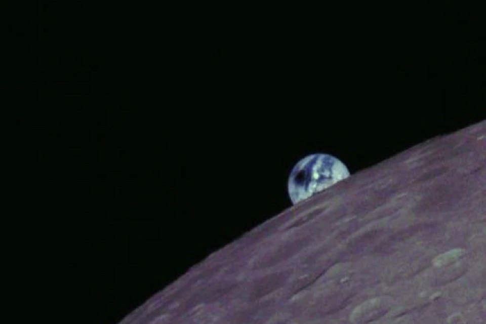 Земля, которая взошла на Луной, была с пятном.