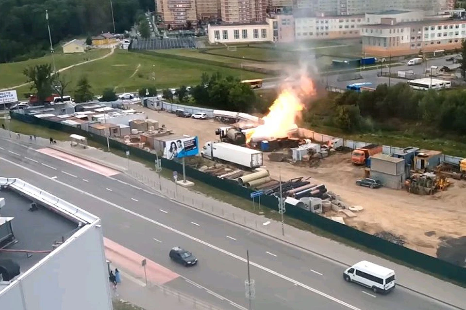 В первые минуты после взрыва на газовой заправке в поселении Московский.