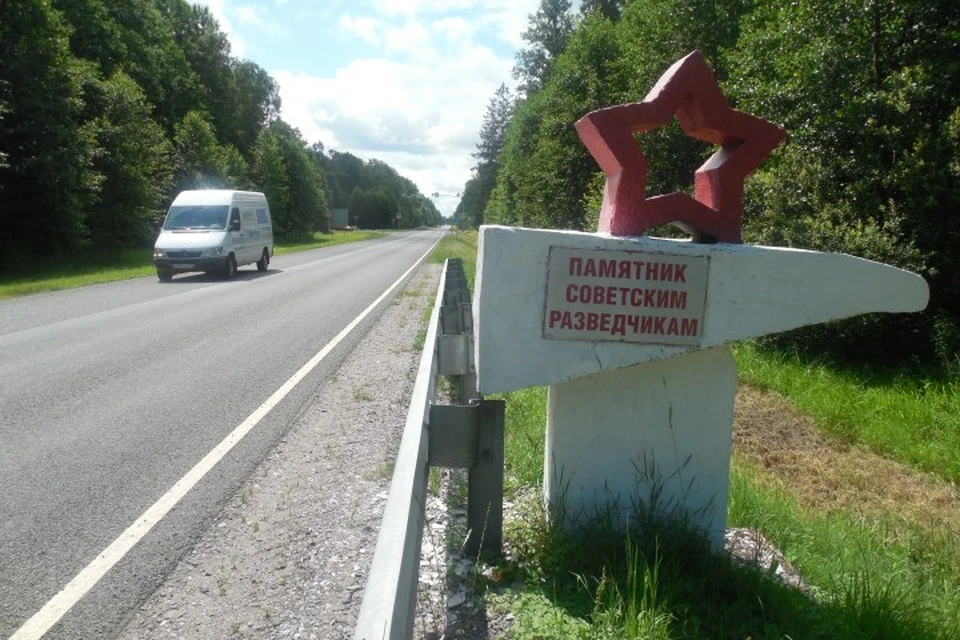 Памятник разведчикам находится у поселка Десантное.