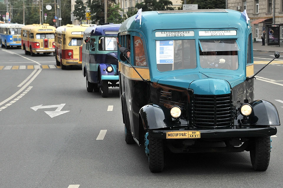 Парад классических автобусов на улице Москвы.