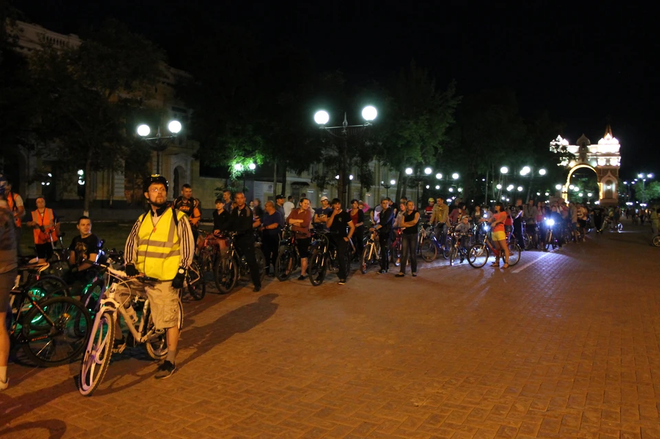 Участники погоняют по ночному городу да еще и с одобрения ГИБДД