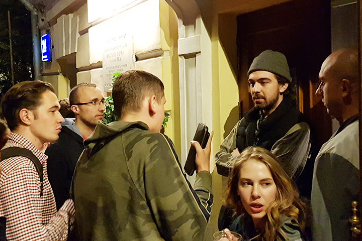 История с фейсконтролем и дресс-кодом тянется из 90-х, когда попасть в ресторан было сложно — заведений было мало, а желающих много