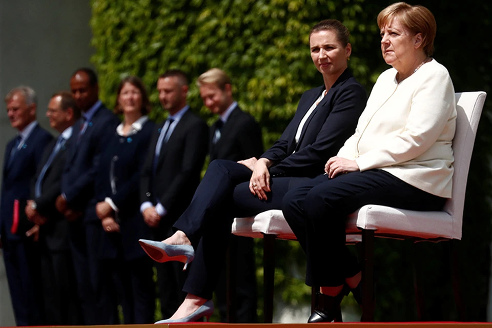 11 июля специально для канцлера изменили регламент, и на одном из официальных мероприятий она слушала гимн Германии, сидя на специальном стуле