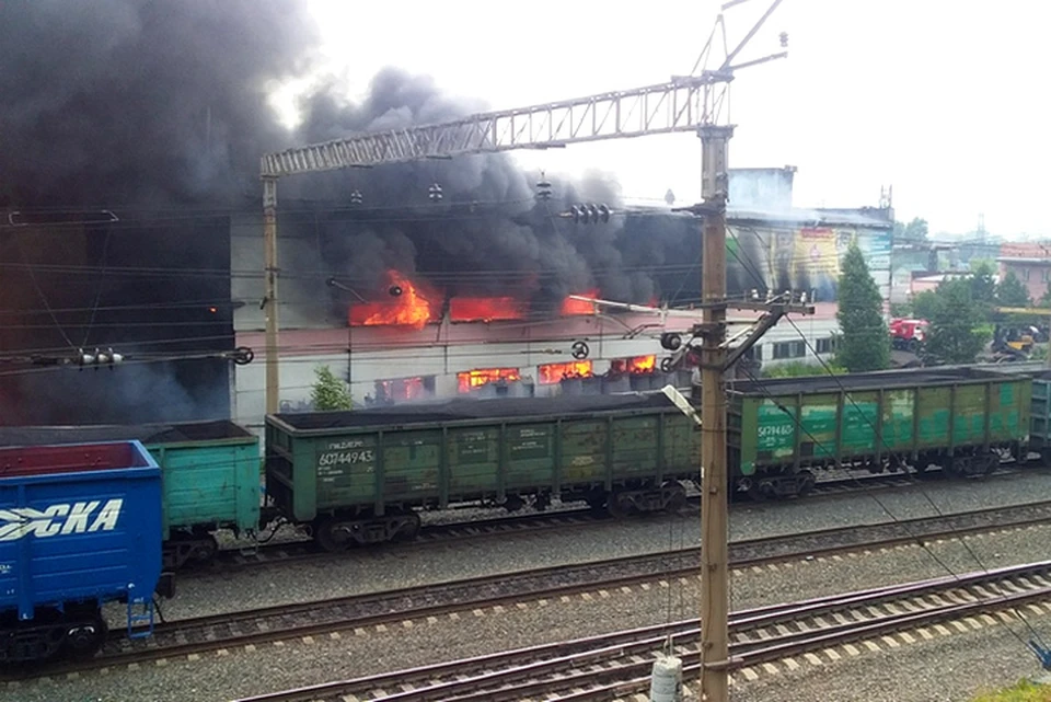 На кузбасском шиноперерабатывающем заводе произошел пожар. ФОТО: Александр Серышев.
