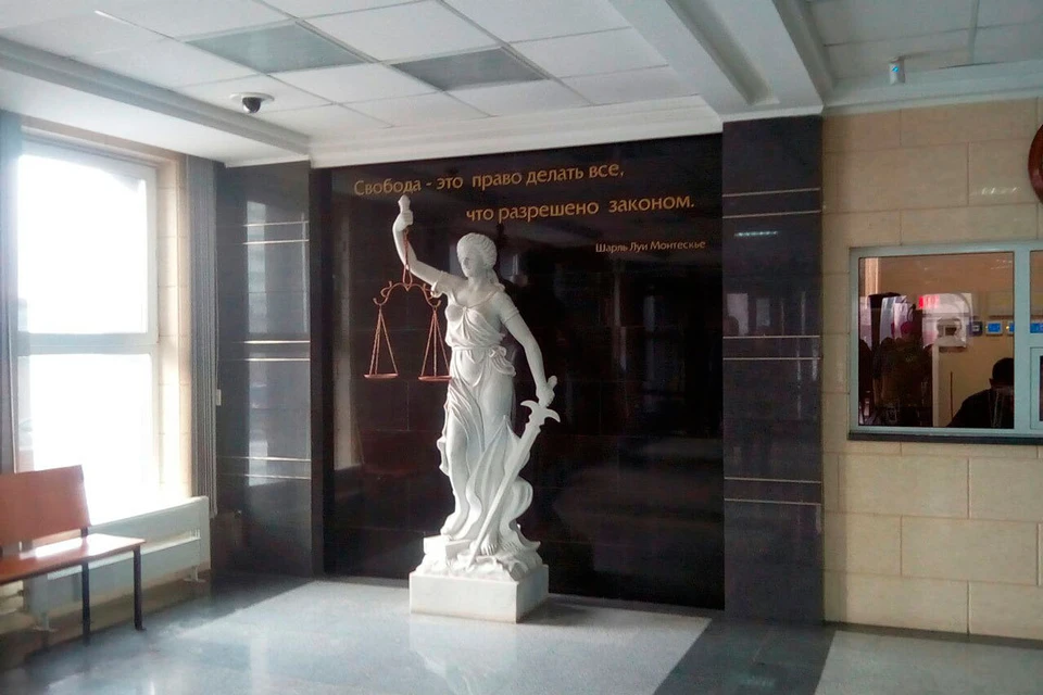 В здании суда Железнодорожного и Центрального районов.