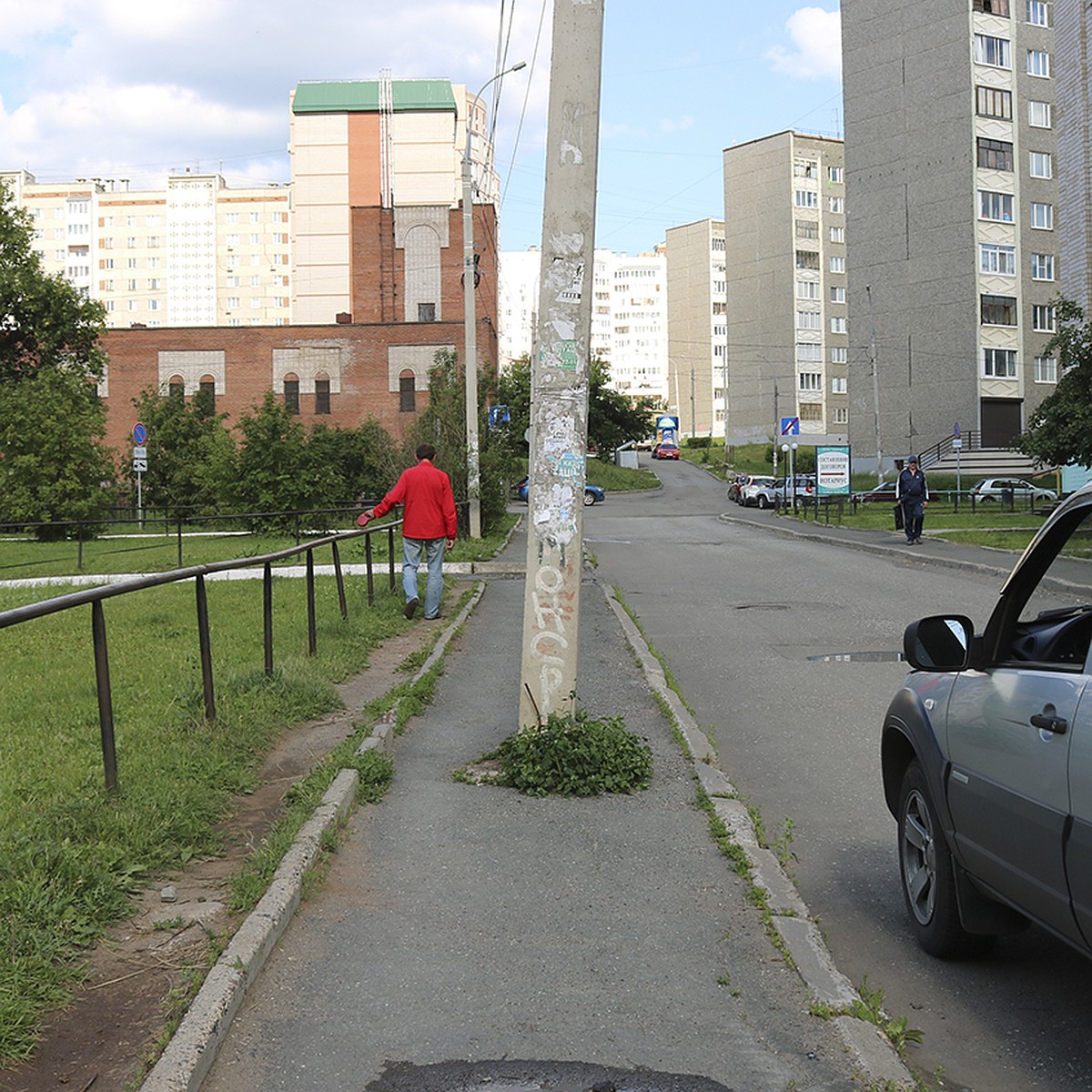 Переход в никуда и пандус с бордюрами: нелепые примеры благоустройства в  Ижевске - KP.RU