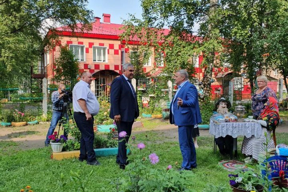 Первый замгубернатора Вячеслав Телегин оценил благоустройство дворовых территорий в Междуреченске. Фото: Елена ПОПОВА