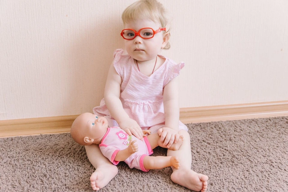 Сопутствующим заболеванием при синдроме Ретта является астигматизм, поэтому маленькая Аня носит очки Фото: из личного архива семьи Козырчиковых