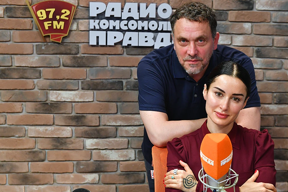 На радио "Комсомольская правда" пара будет вести программу "Доживем до понедельника"